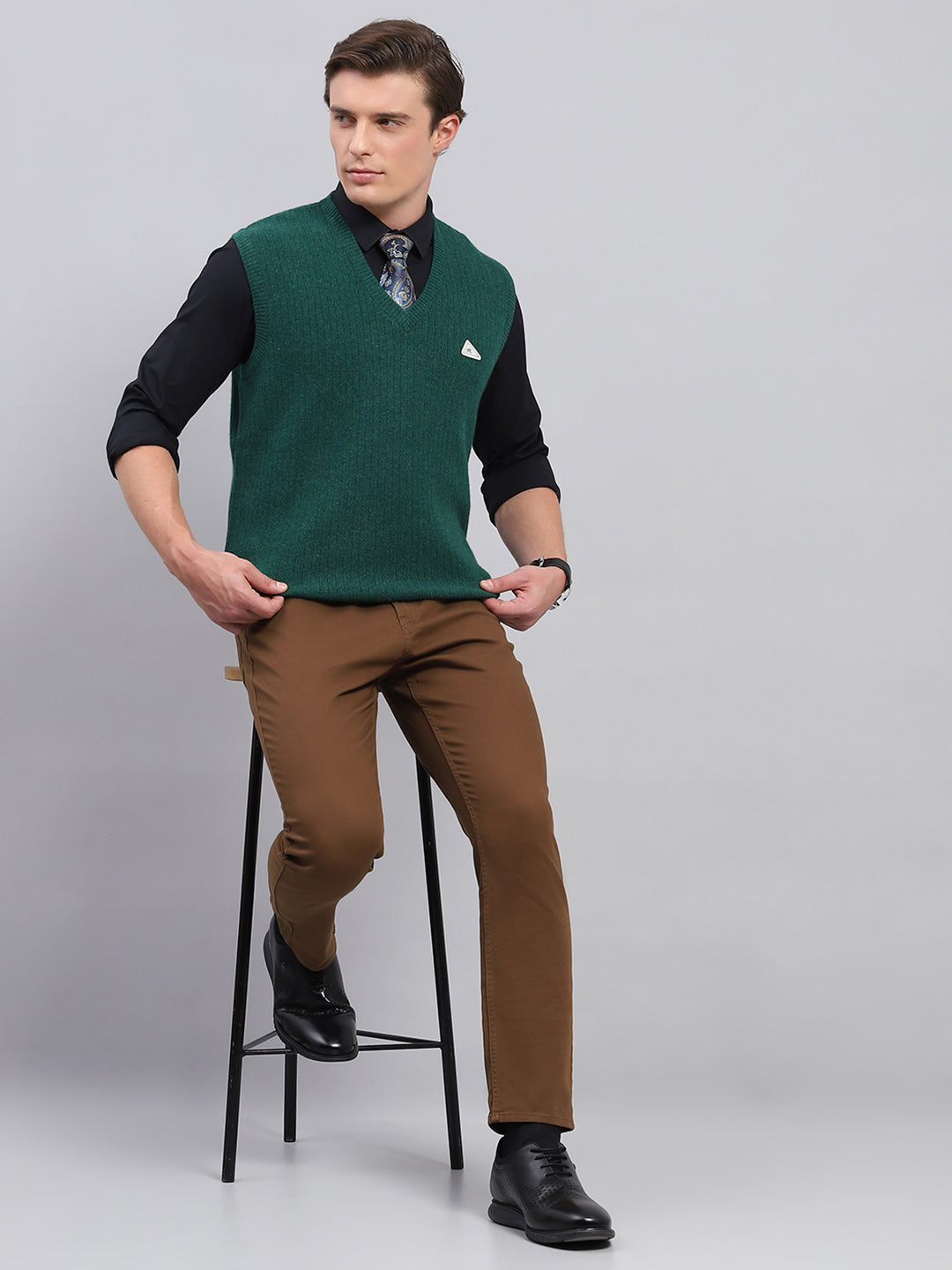 Men Green Solid V Neck Sleeveless Sweater