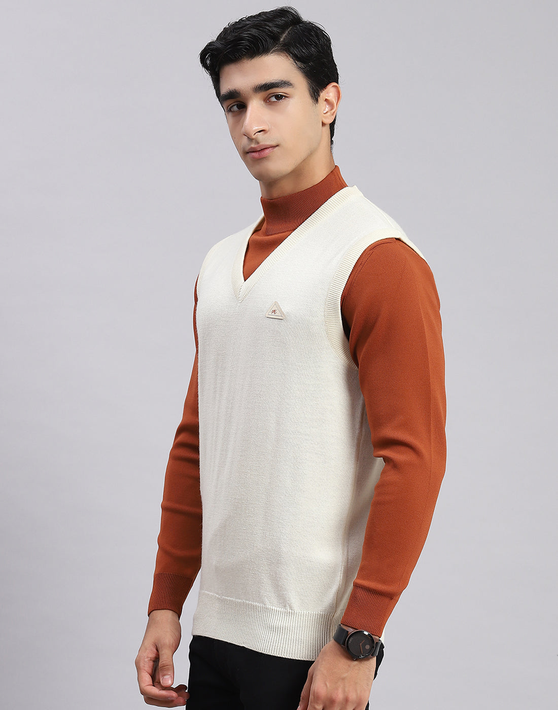 Men Off White Solid V Neck Sleeveless Sweater