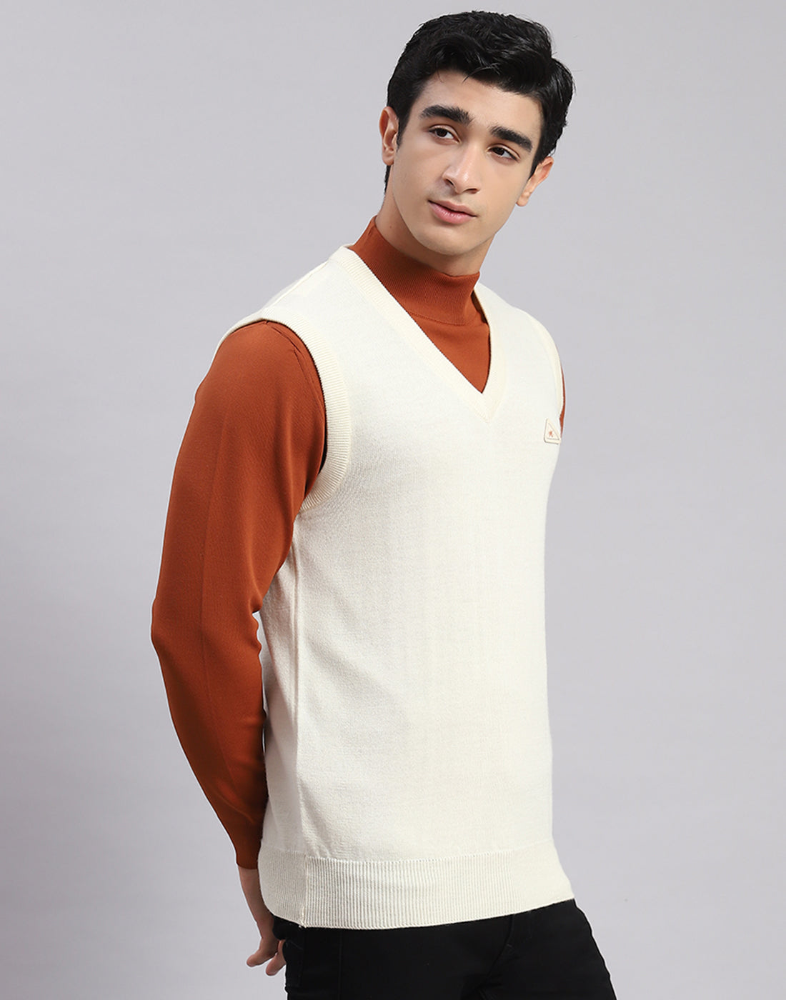 Men Off White Solid V Neck Sleeveless Sweater