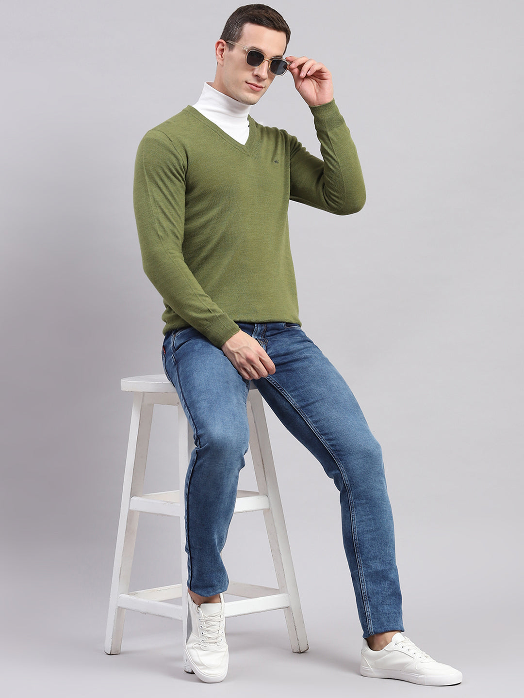 Men Green Solid V Neck Full Sleeve Pullover