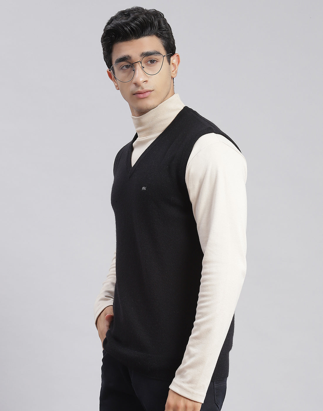 Men Black Solid V Neck Sleeveless Sweater