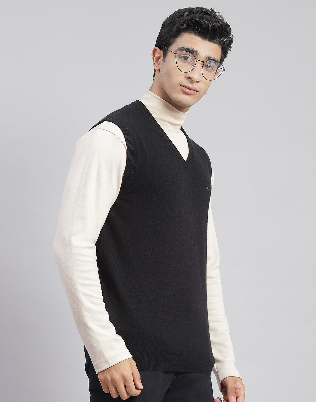 Men Black Solid V Neck Sleeveless Sweater