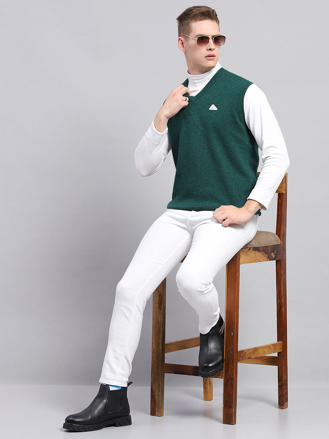 Men Green Solid V Neck Sleeveless Sweater