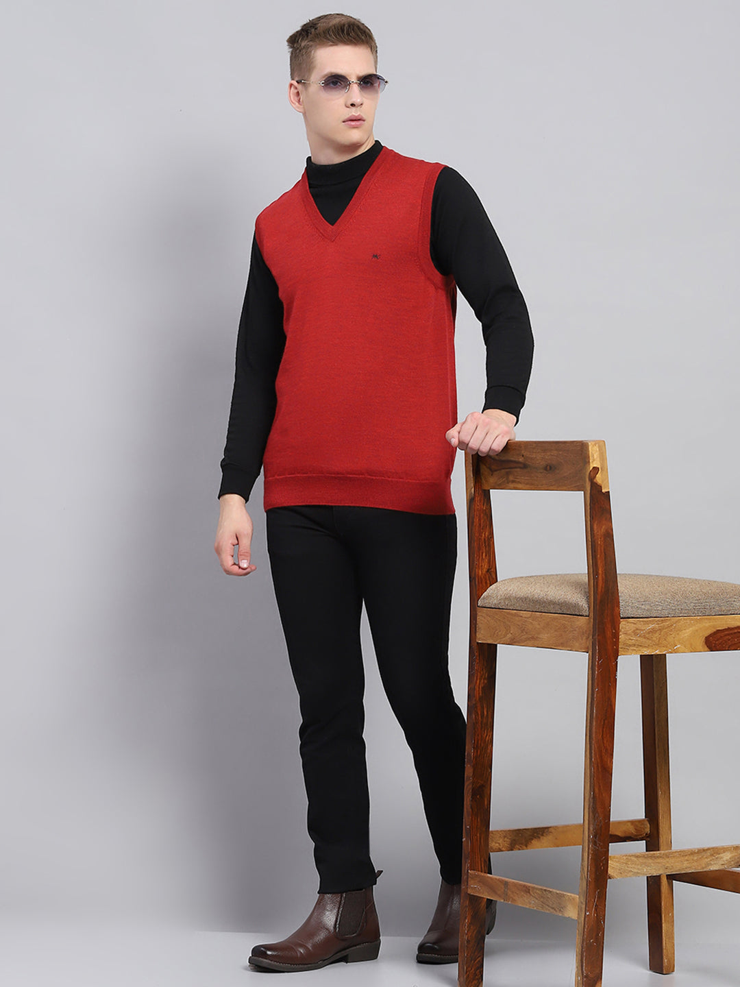 Men Maroon Solid V Neck Sleeveless Sweater