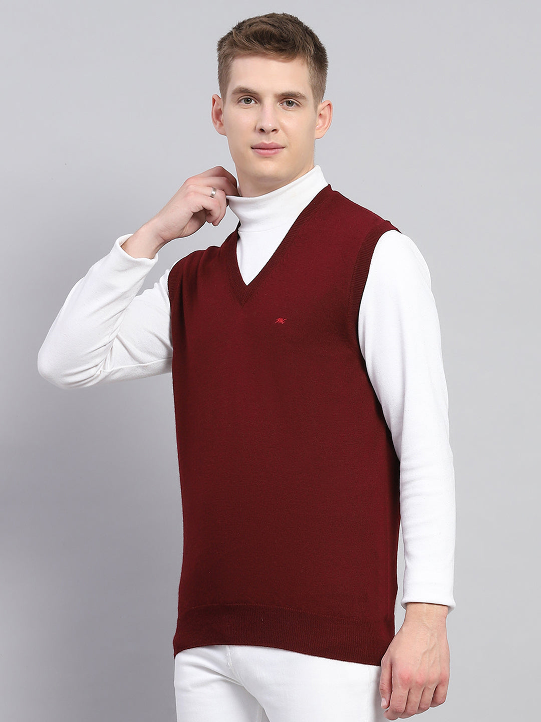 Men Maroon Solid V Neck Sleeveless Sweater
