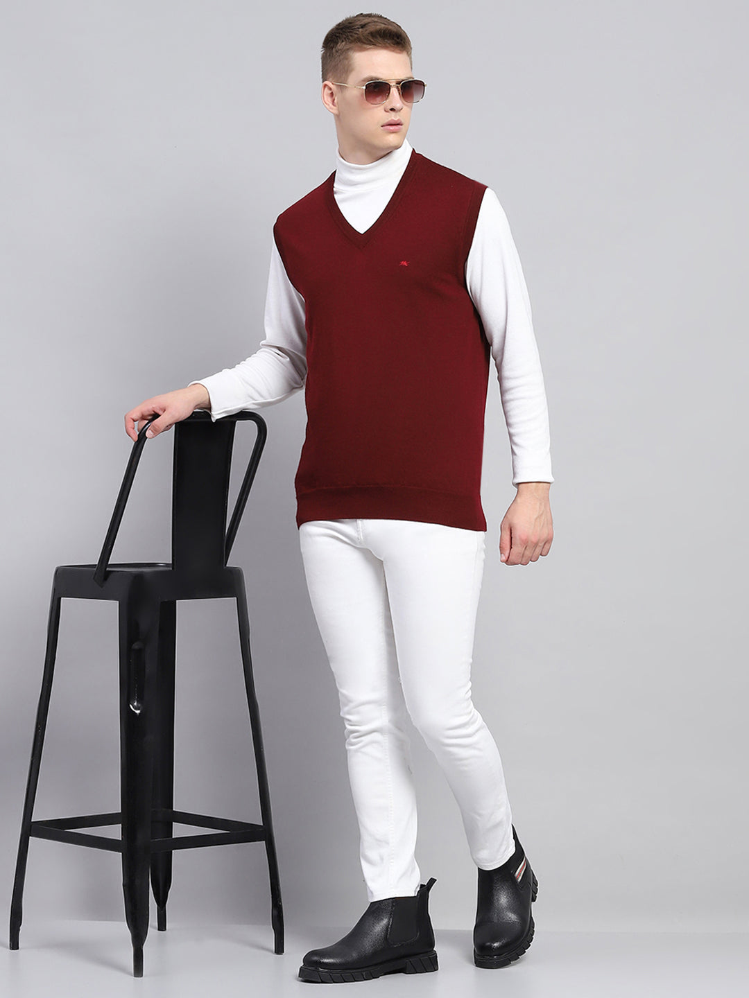 Men Maroon Solid V Neck Sleeveless Sweater