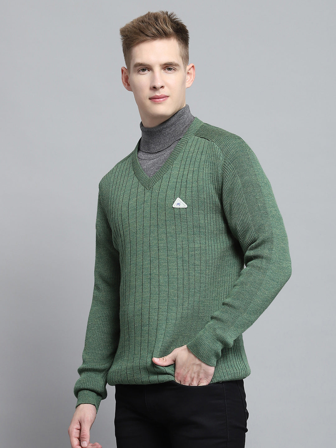 Men Green Solid V Neck Full Sleeve Pullover