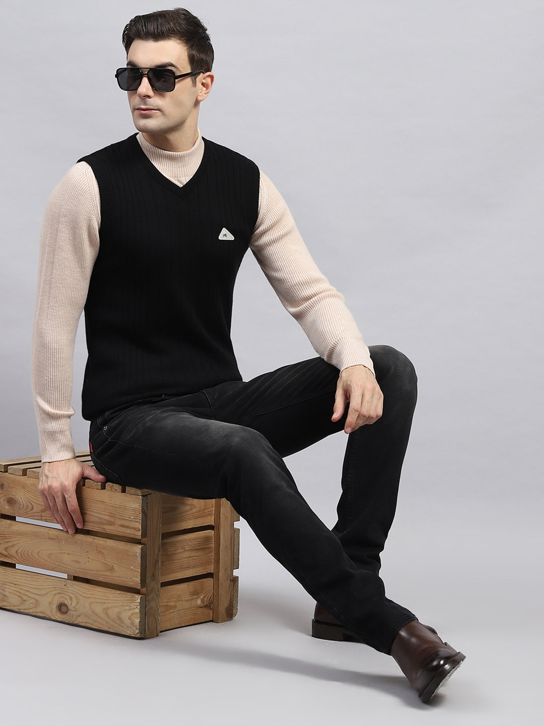 Men Black Solid V Neck Sleeveless Sweater