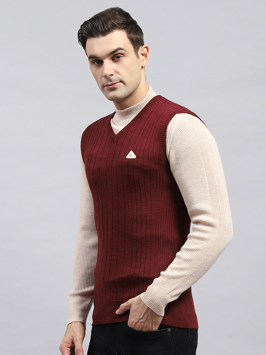 Men Maroon Solid V Neck Sleeveless Sweater