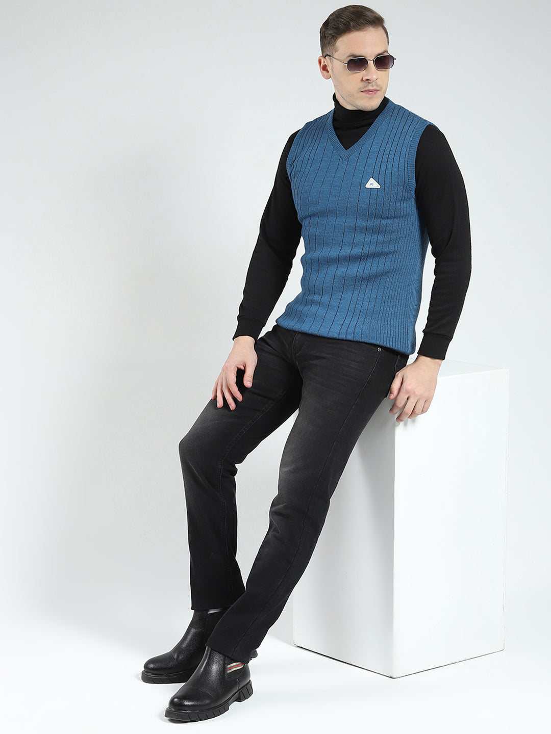 Men Blue Solid V Neck Sleeveless Sweater