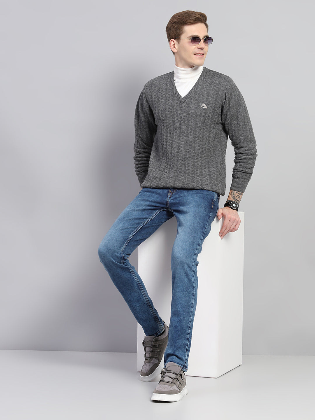 Men Grey Solid V Neck Full Sleeve Pullover