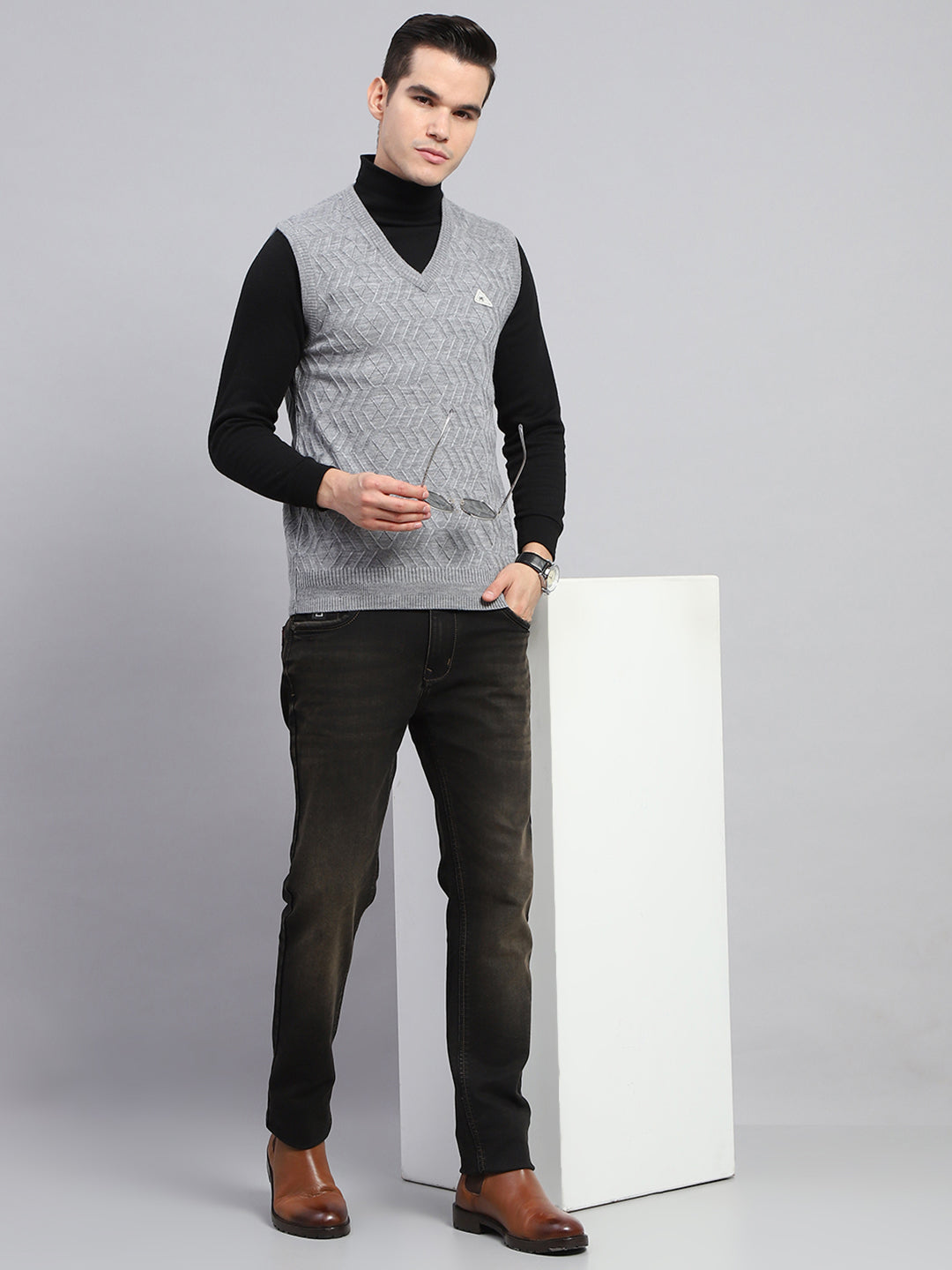 Men Grey Self Design V Neck Sleeveless Sweater
