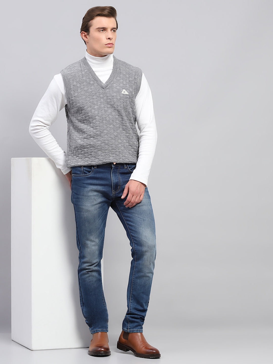 Men Grey Self Design V Neck Sleeveless Sweater
