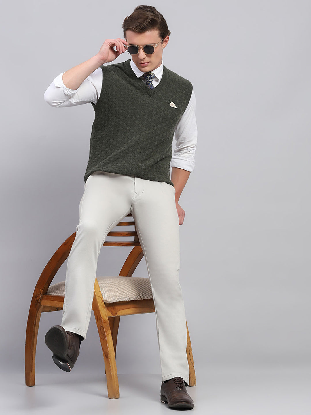 Men Green Self Design V Neck Sleeveless Sweater