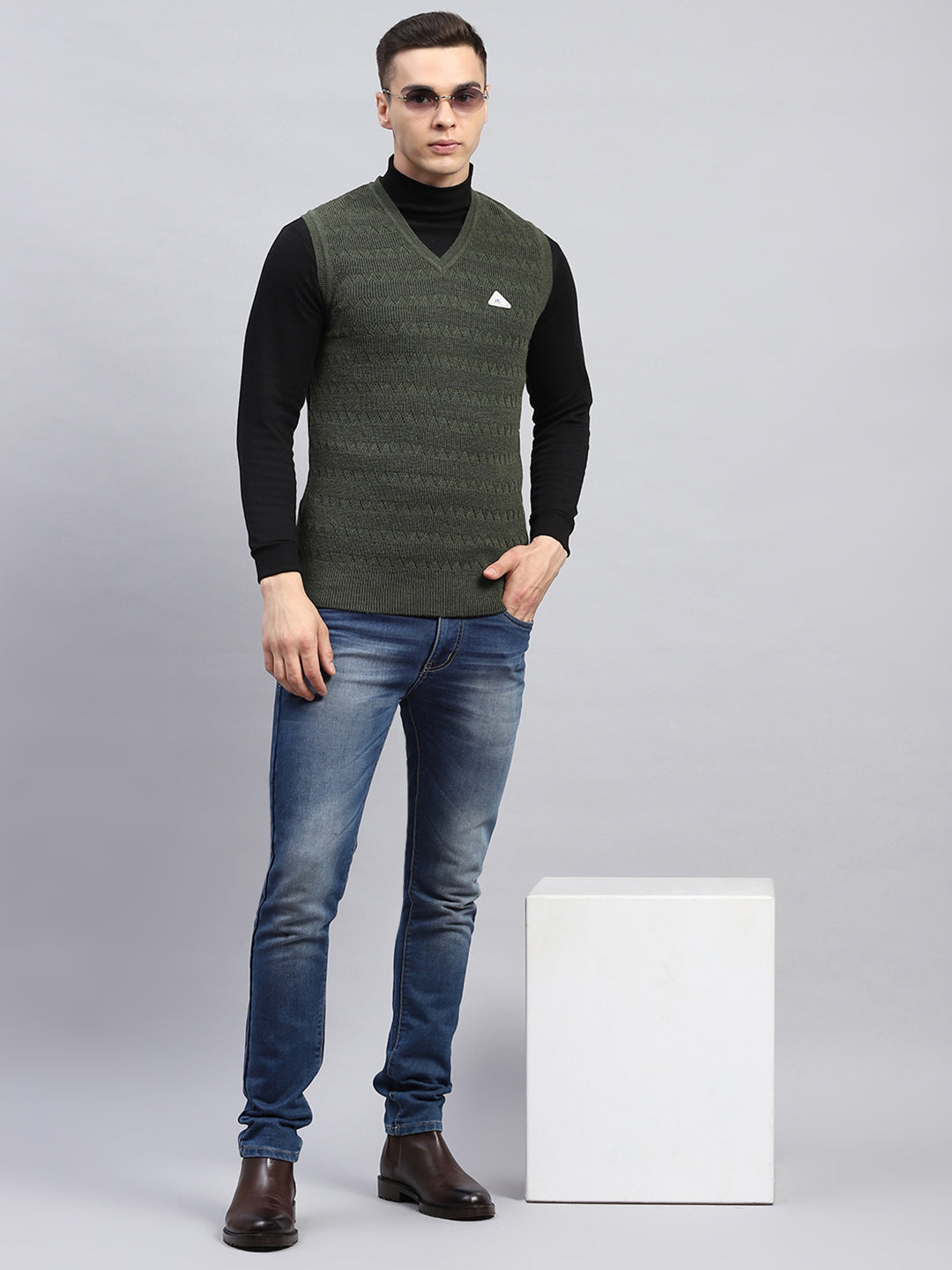Men Green Self Design V Neck Sleeveless Sweater