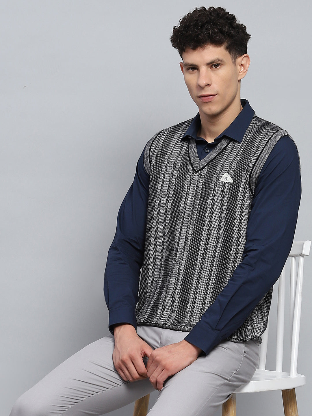 Men Grey Self Design V Neck Sleeveless Sweater