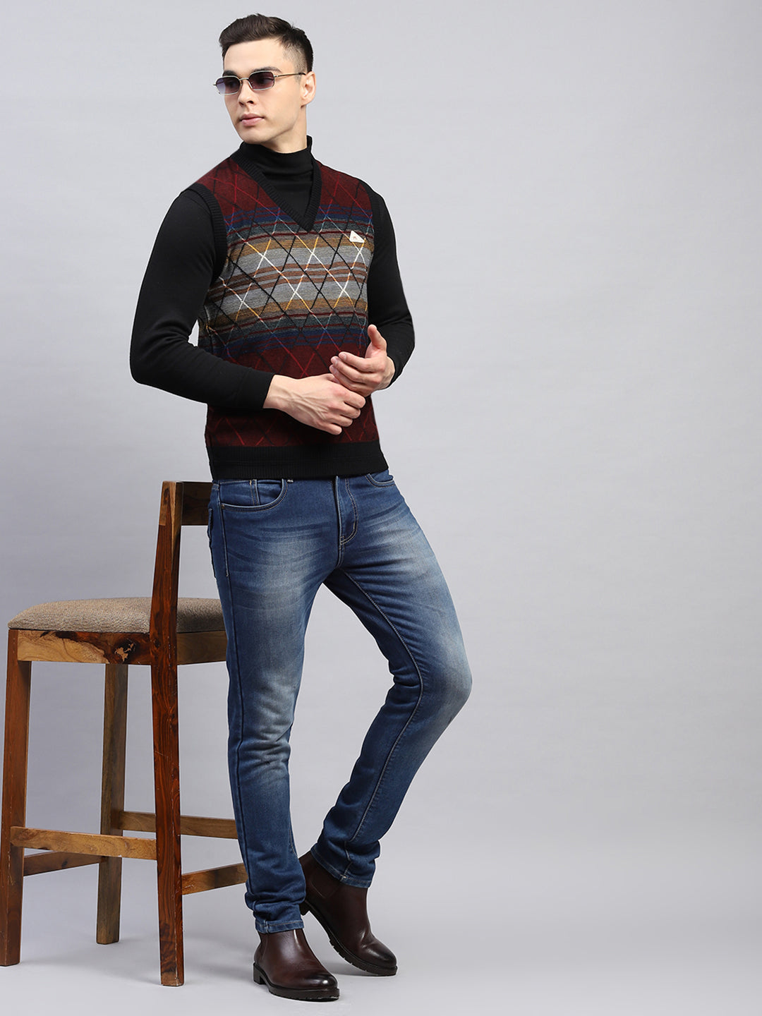 Men Maroon Self Design V Neck Sleeveless Sweater
