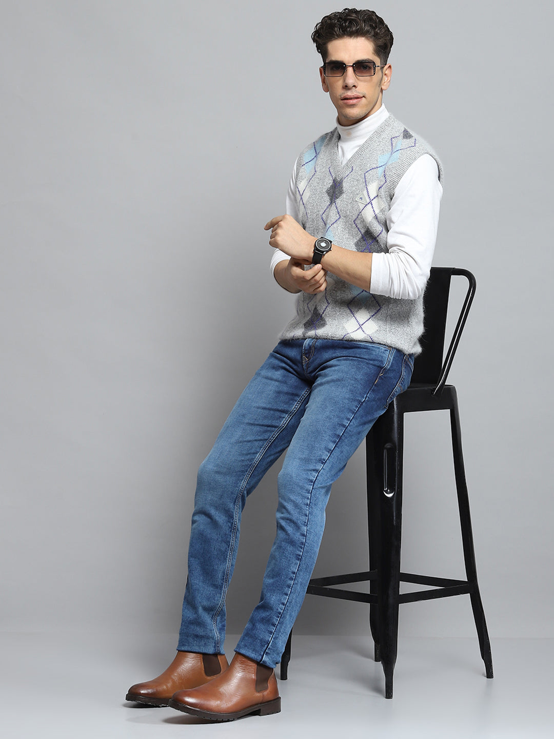 Men Grey Self Design V Neck Sleeveless Sweater