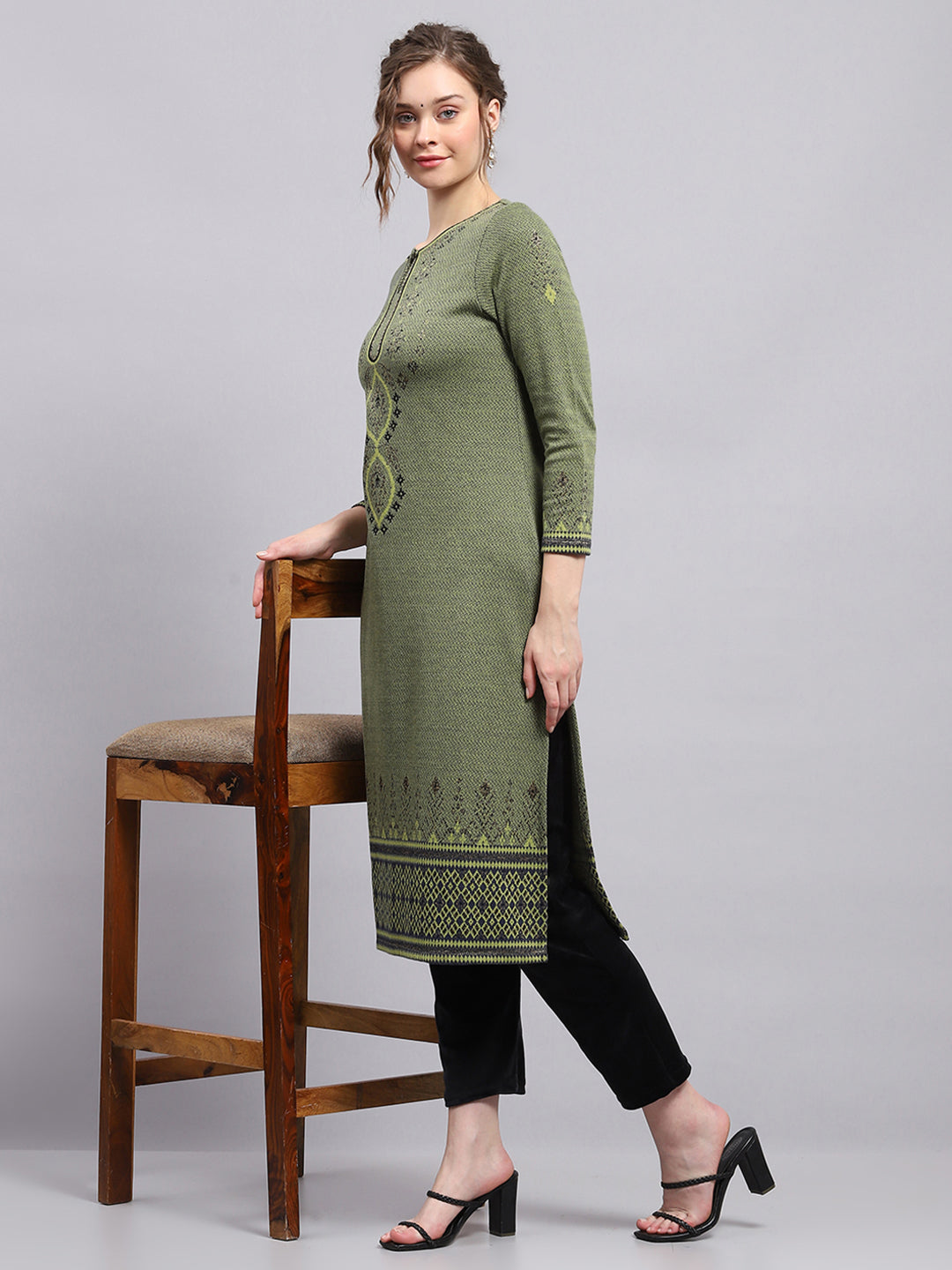 Women Green Self Design Round Neck 3/4th Sleeve Winter Kurti