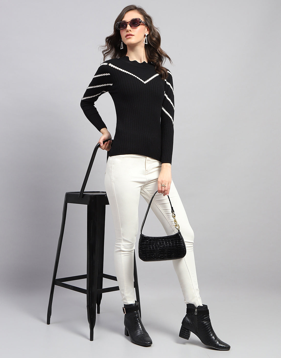 Women Black Solid Round Neck Full Sleeve Sceavy