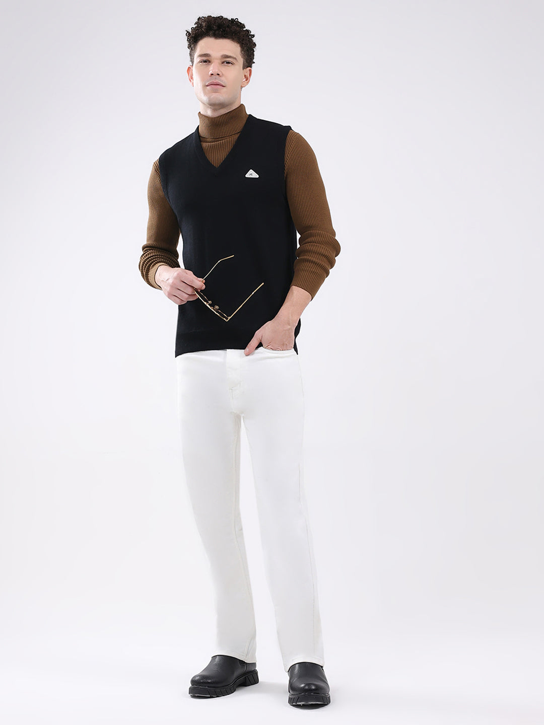 Men Black Solid V Neck Sleeveless Sweater