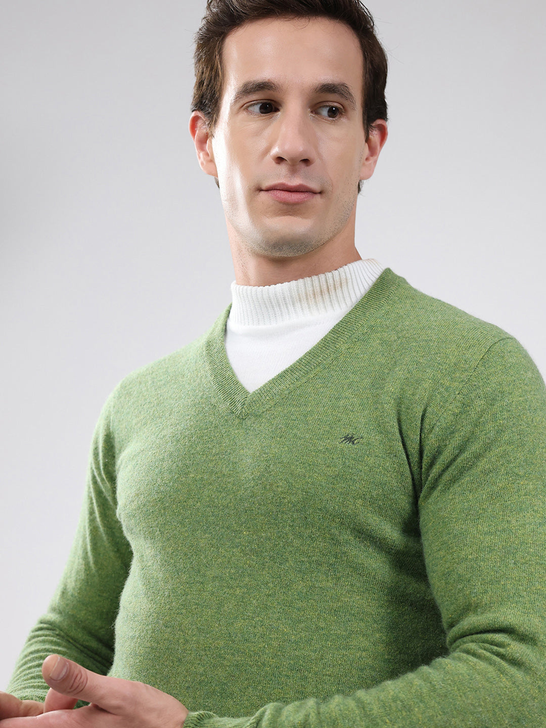 Men Green Solid V Neck Full Sleeve Pullover