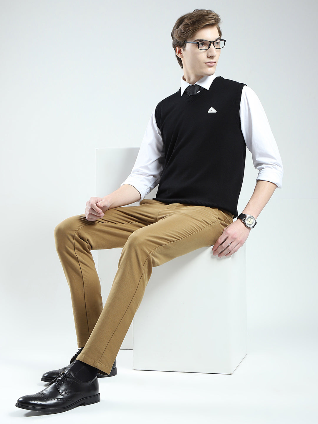 Men Black Solid V Neck Sleeveless Sweater