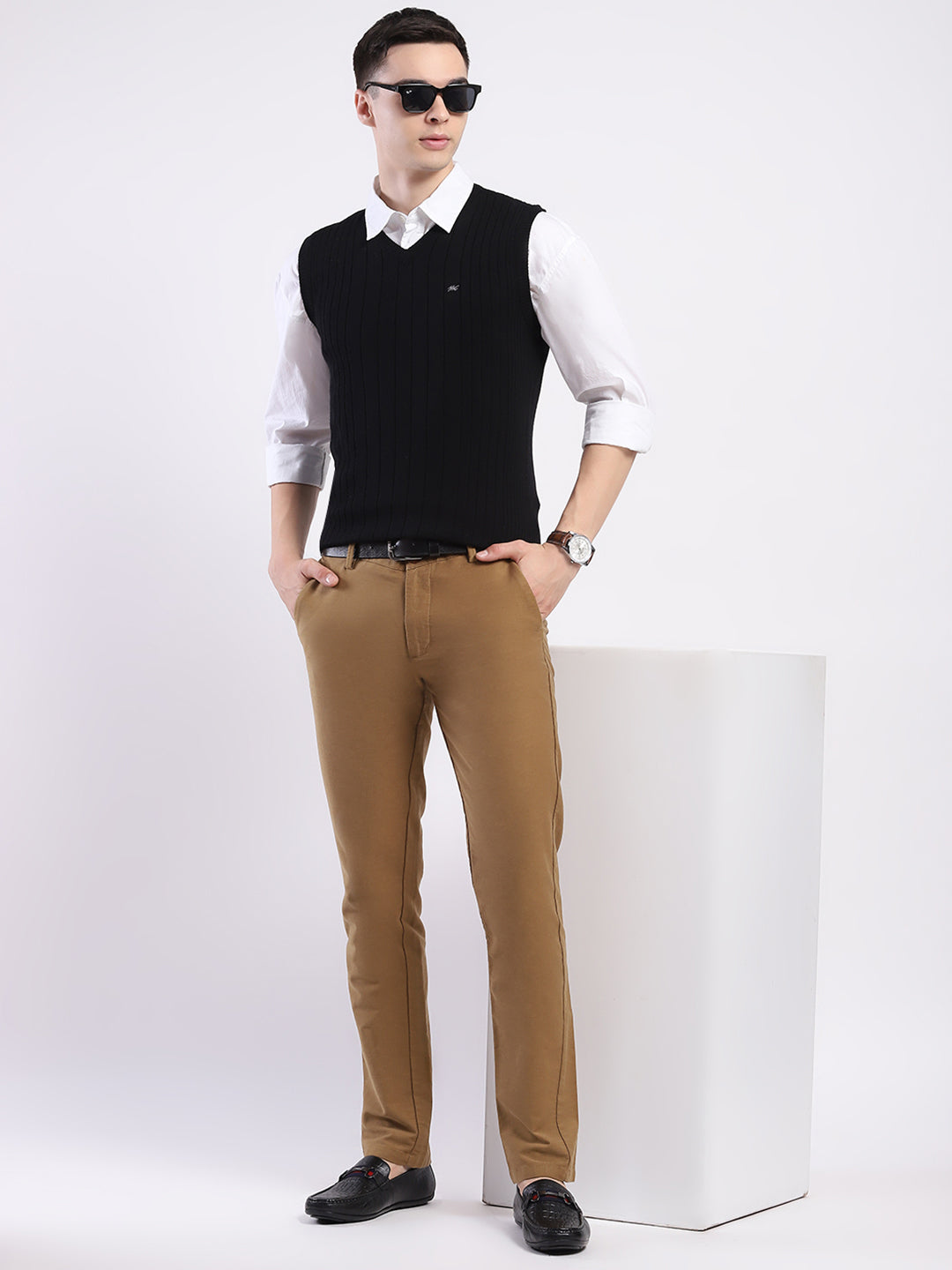 Men Black Solid V Neck Sleeveless Sweater
