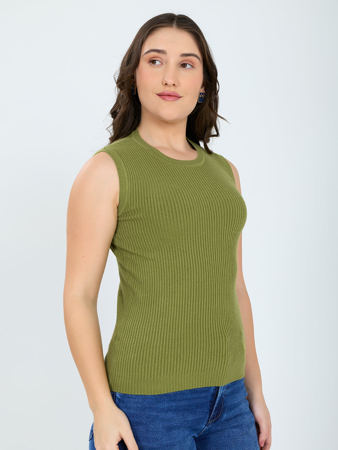 Women Green Solid Round Neck Sleeveless Sceavy