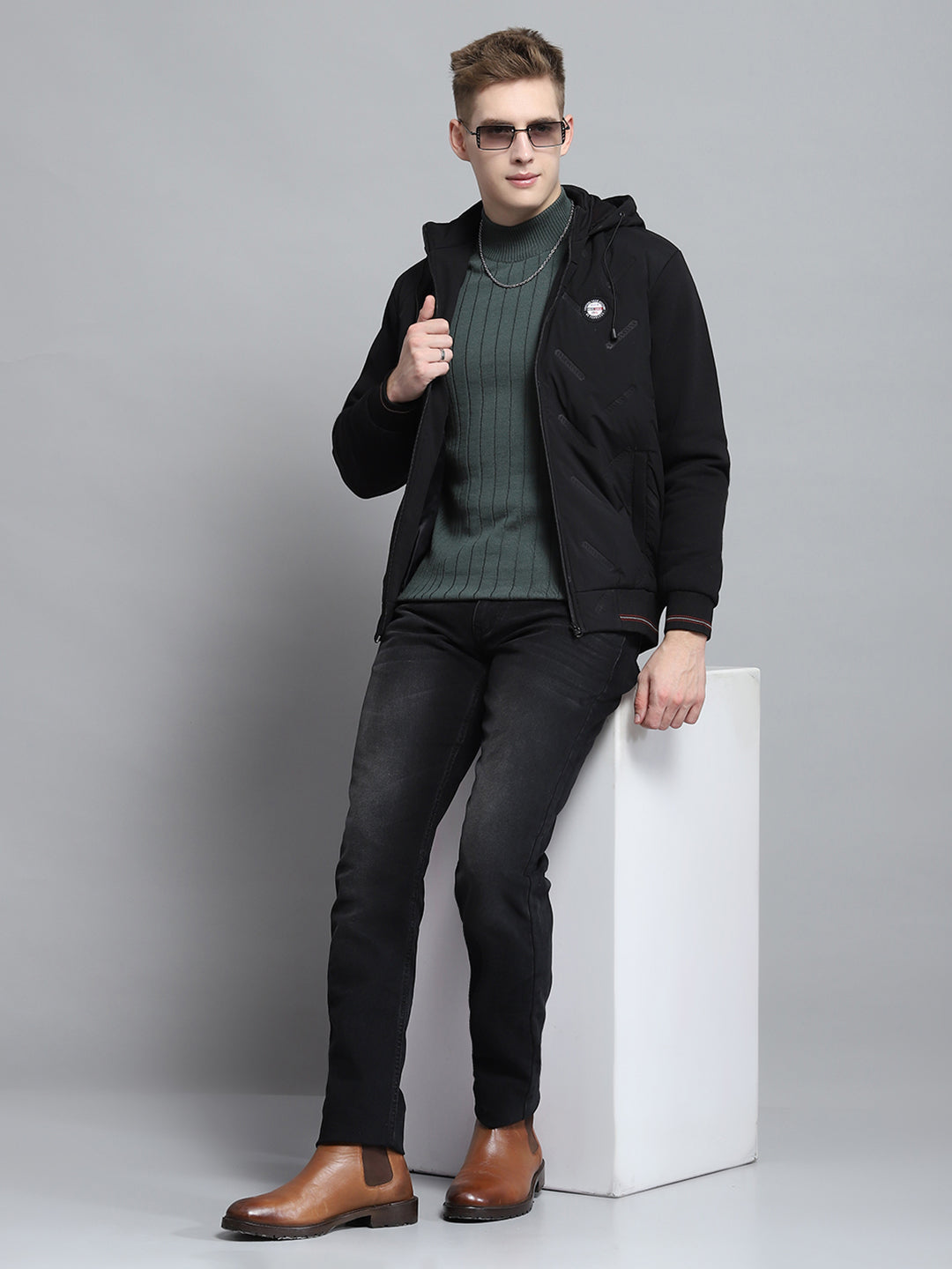 Men Black Solid Hooded Full Sleeve Sweatshirt
