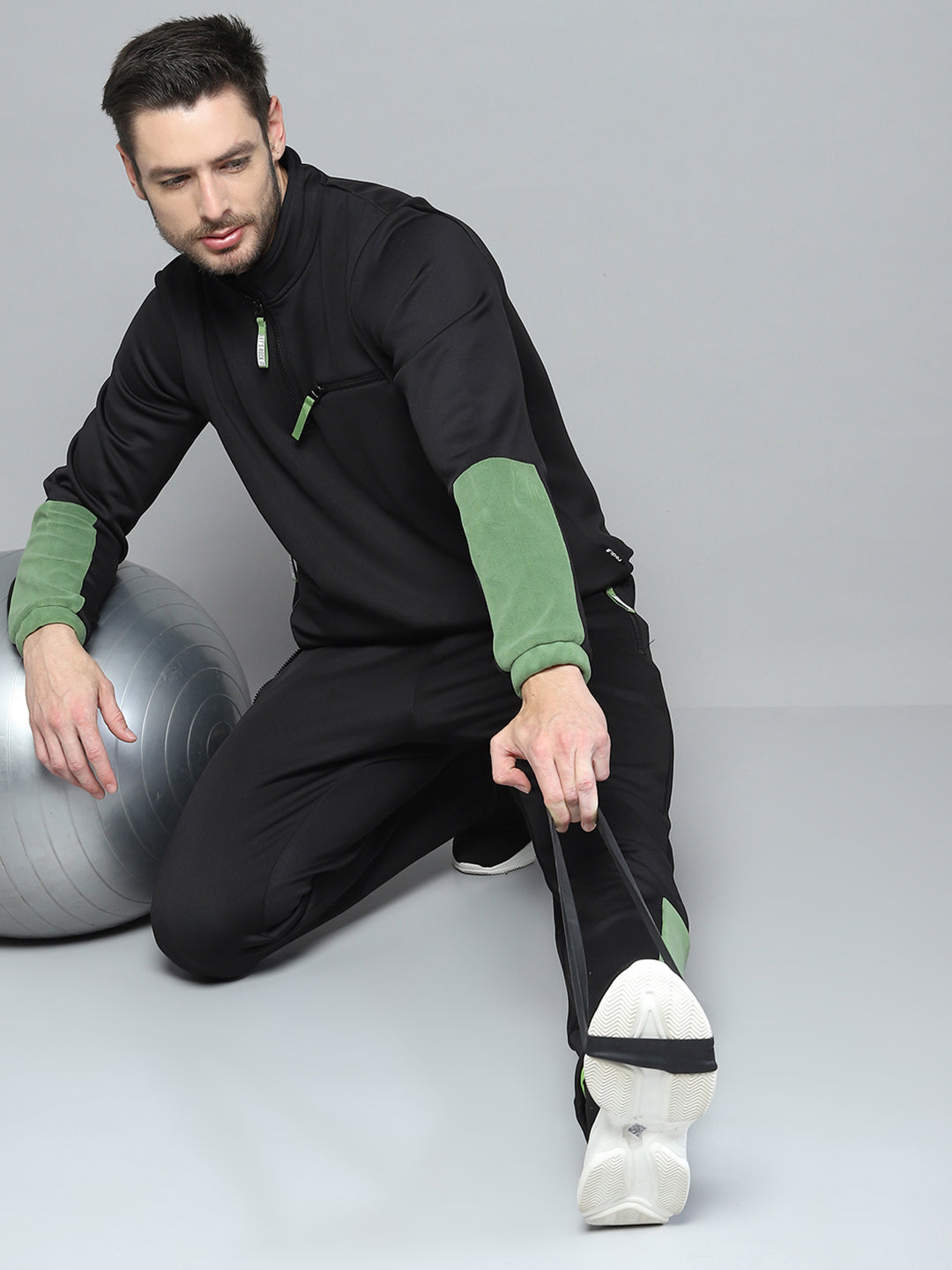 Rock.it Men Black Solid Mock Neck Full Sleeve Winter Tracksuit