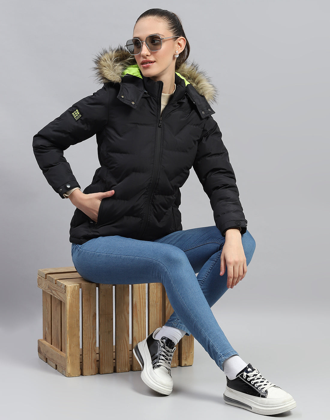 Rock.it Women Black Solid Hooded Full Sleeve Heating Jacket