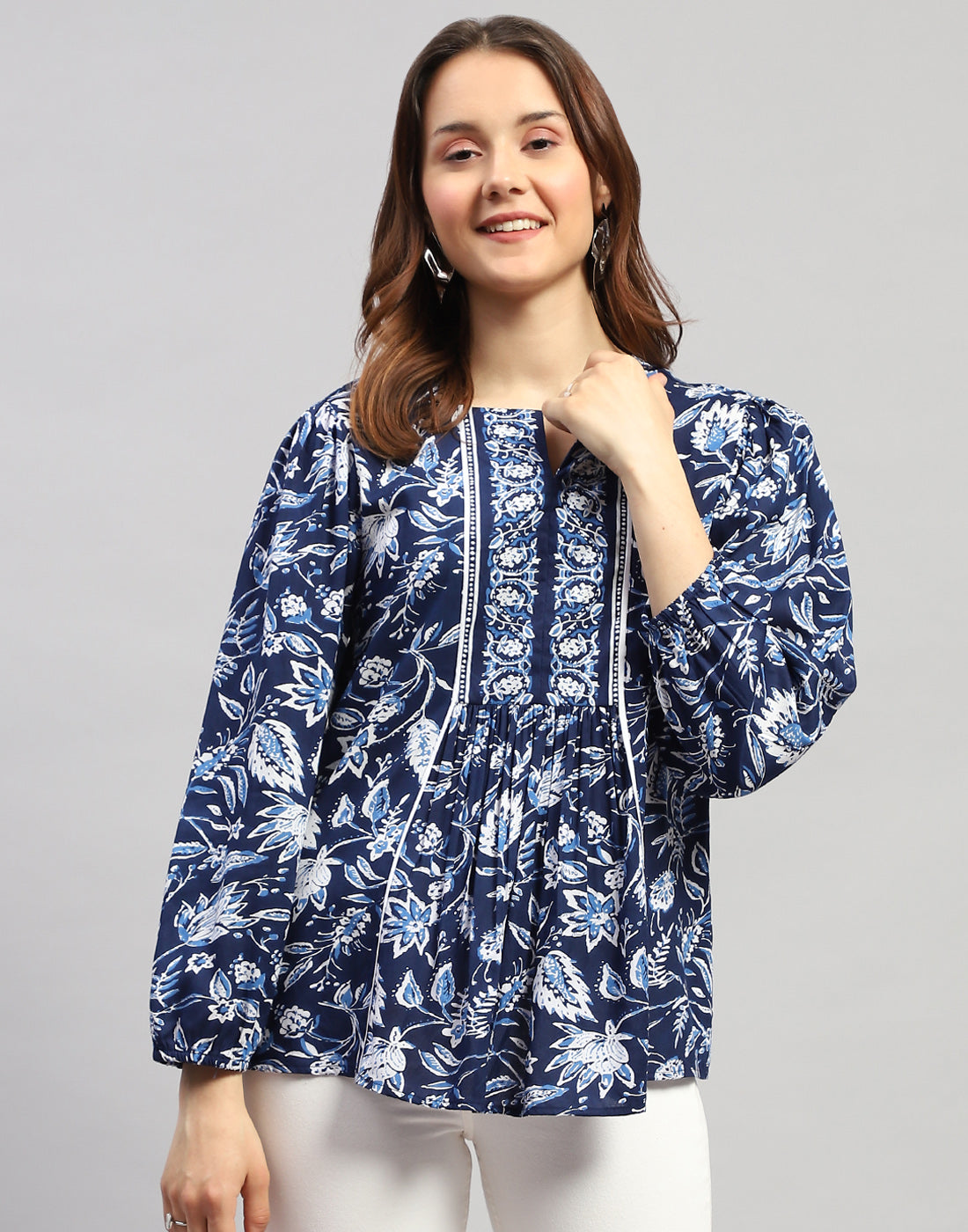 Women Blue Floral Print V Neck 3/4 Sleeve Top
