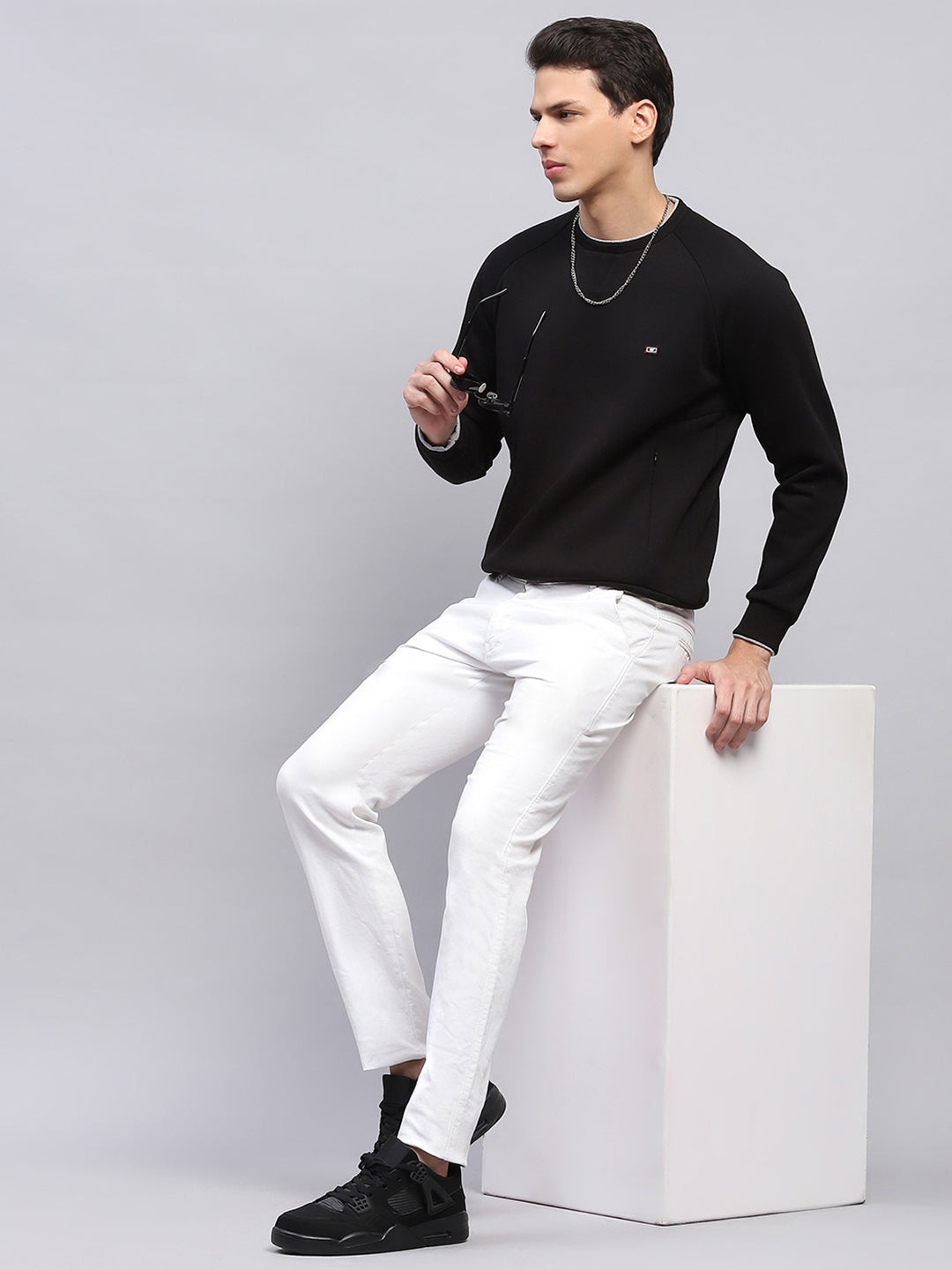Men Black Solid Round Neck Full Sleeve Sweatshirt