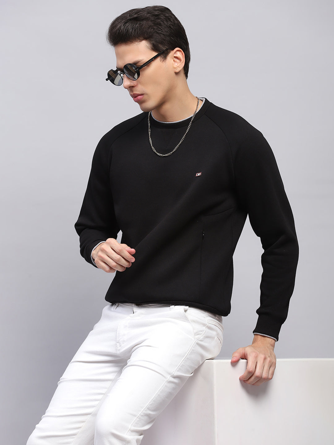 Men Black Solid Round Neck Full Sleeve Sweatshirt