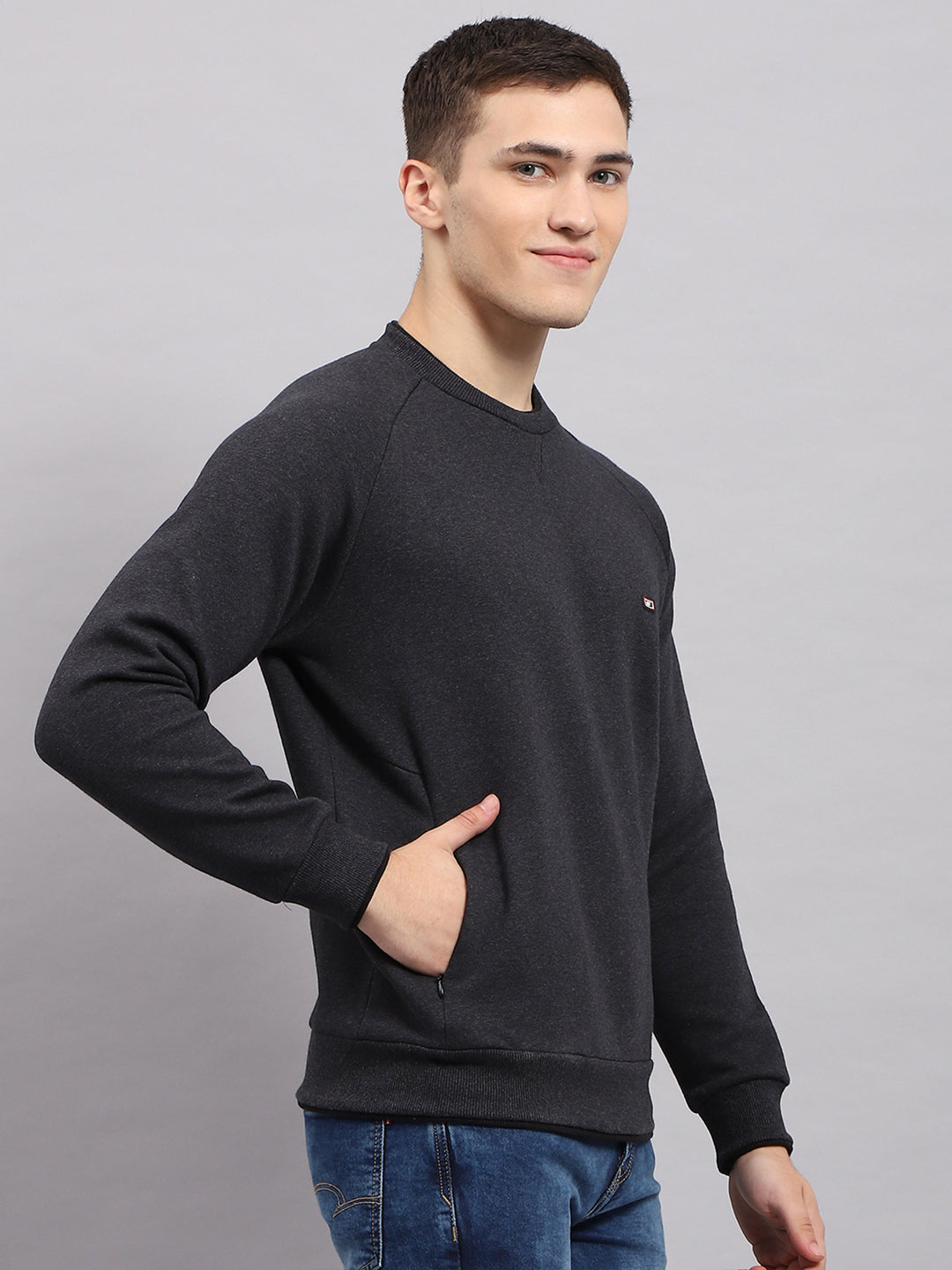 Men Black Solid Round Neck Full Sleeve Sweatshirt