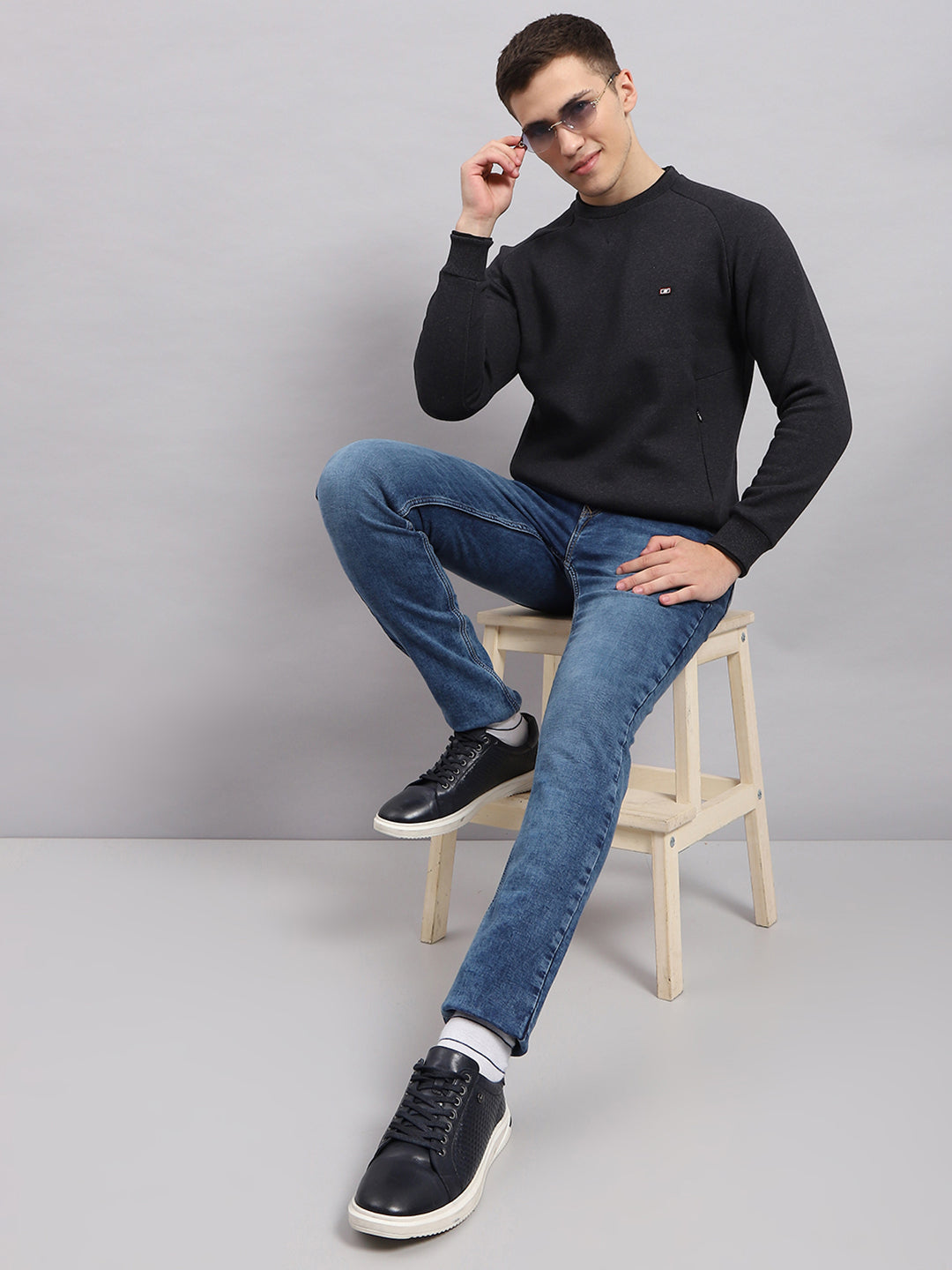 Men Black Solid Round Neck Full Sleeve Sweatshirt