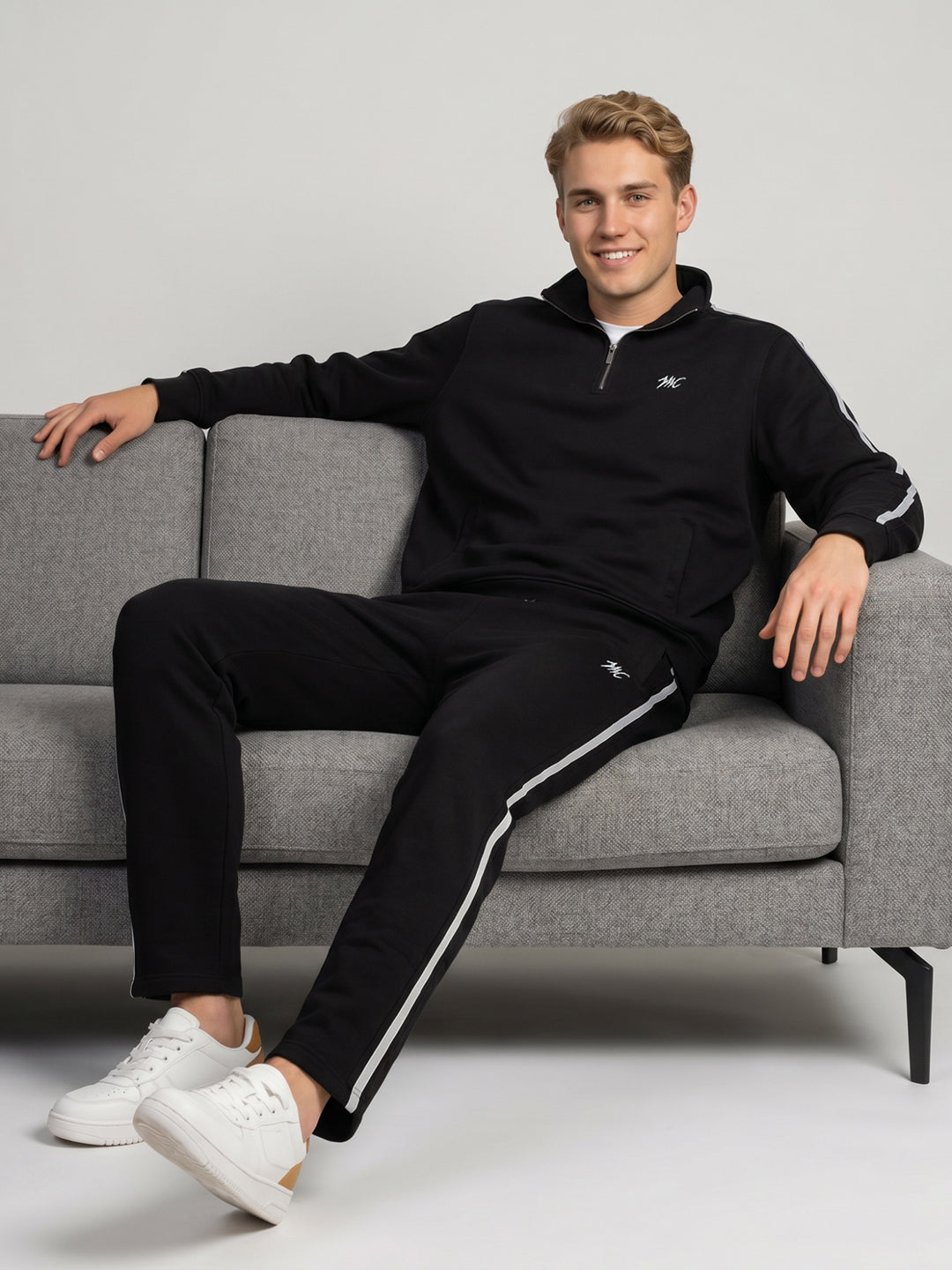 Men Black Solid Collar Full Sleeve Winter Tracksuit