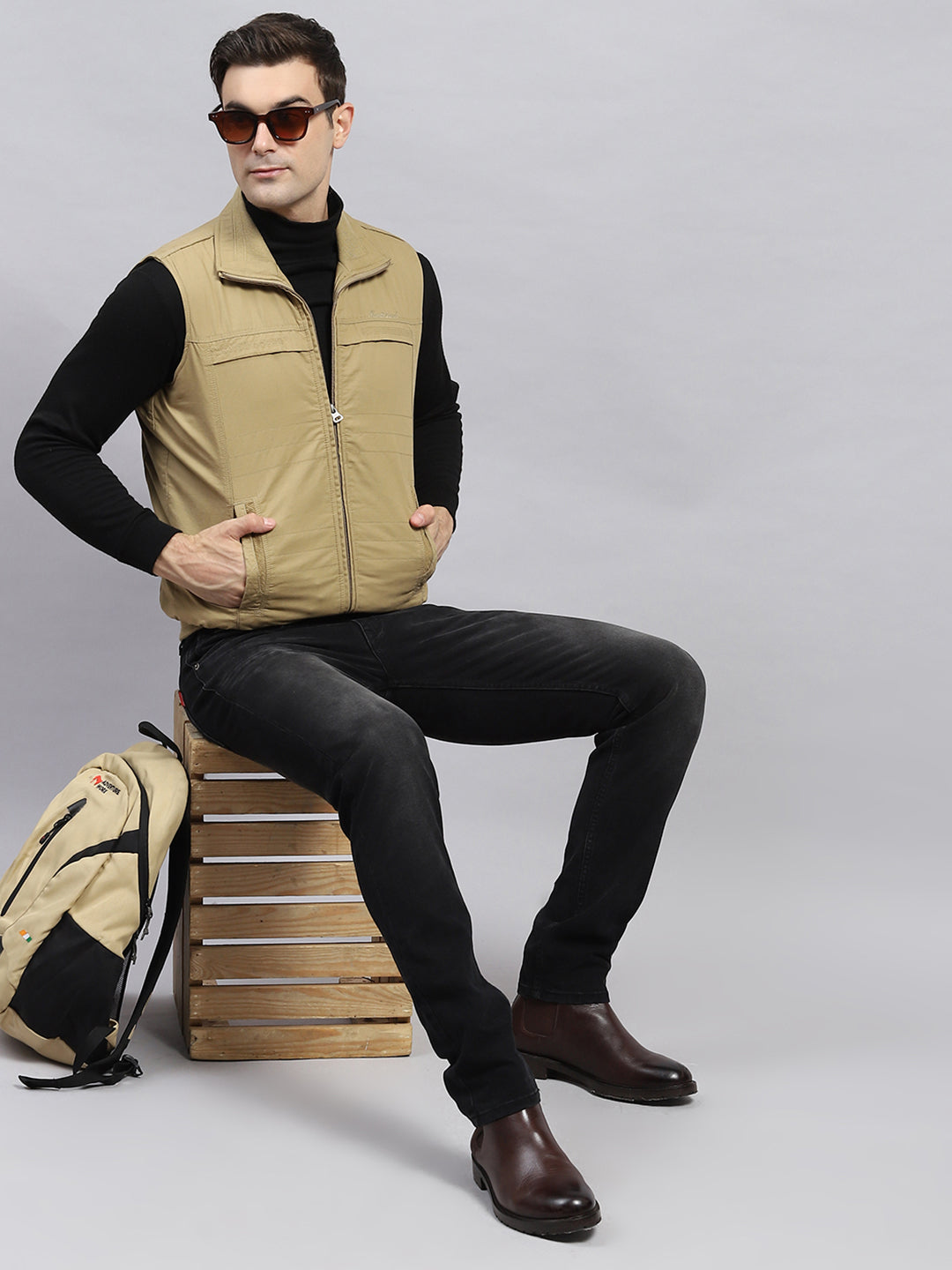 Men Khaki Solid Collar Sleeveless Jacket