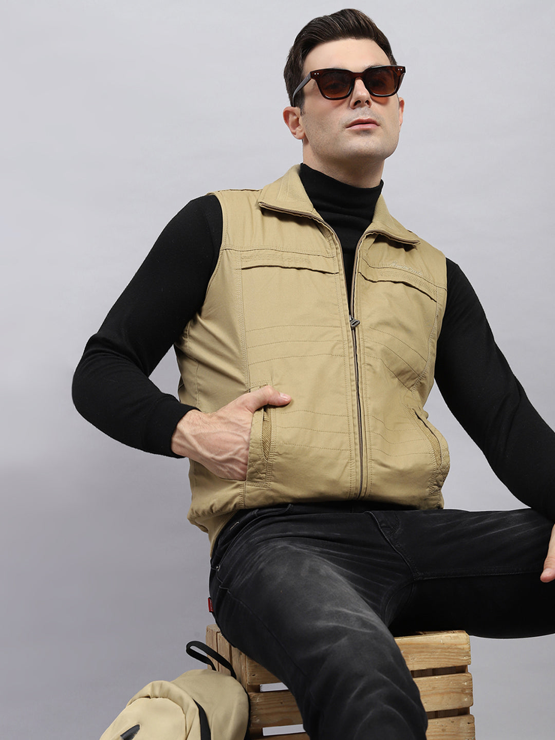 Men Khaki Solid Collar Sleeveless Jacket