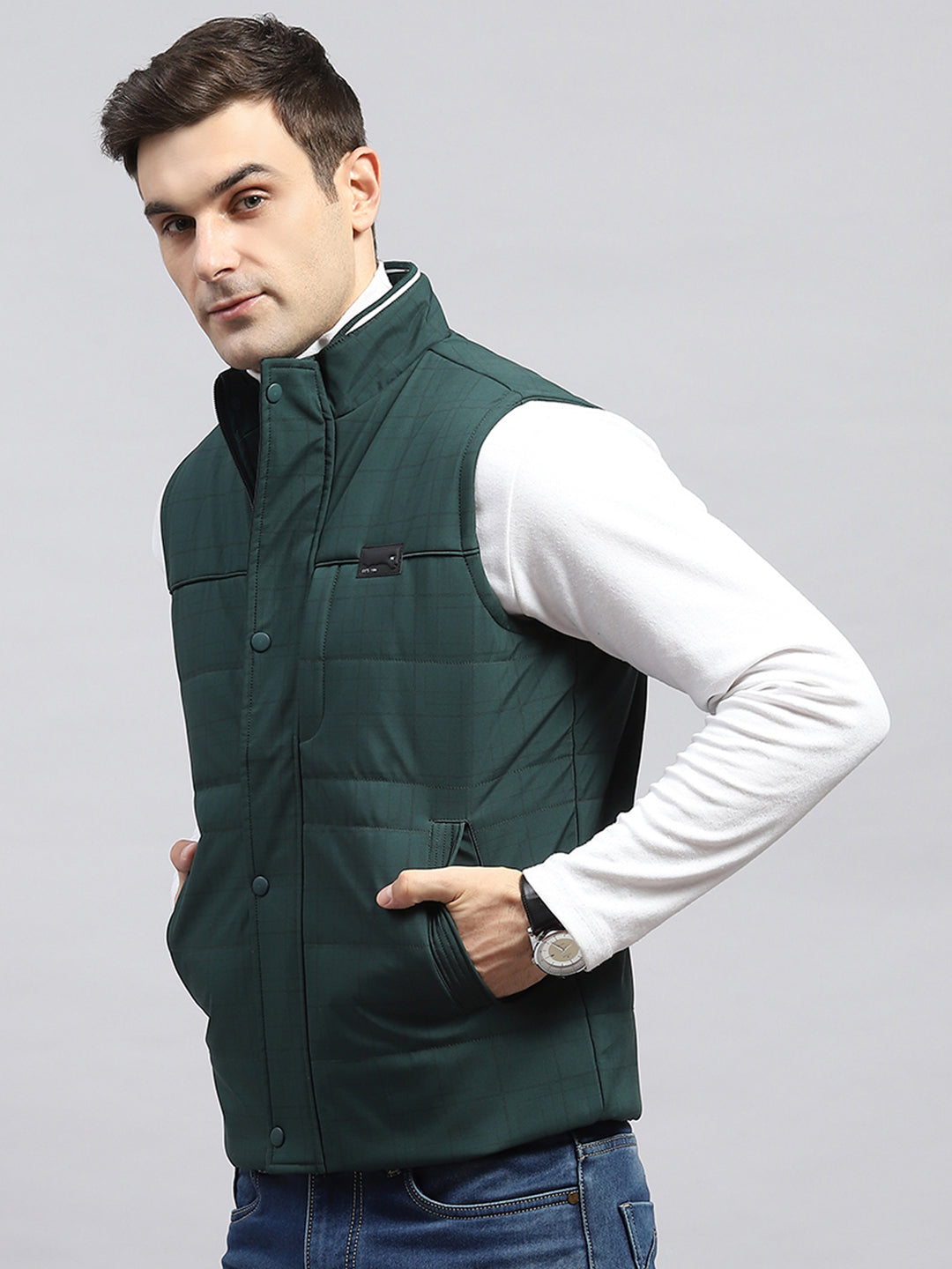 Men Green Solid Mock Neck Sleeveless Jacket