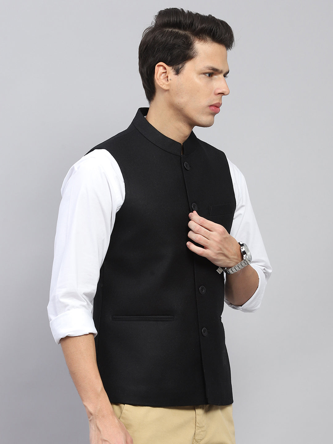 Men Black Solid Mock Neck Sleeveless Jacket