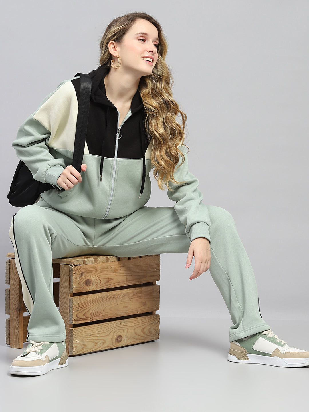 Women Green Solid Hooded Full Sleeve Tracksuit