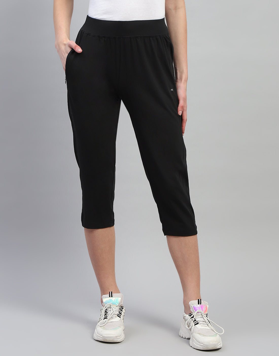 Women Black Solid Regular Fit Capri