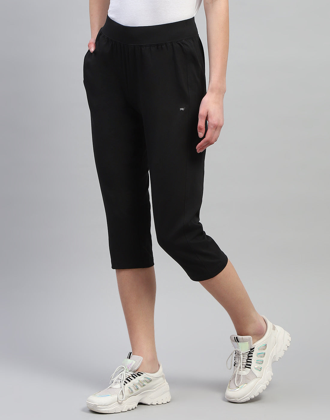 Women Black Solid Regular Fit Capri
