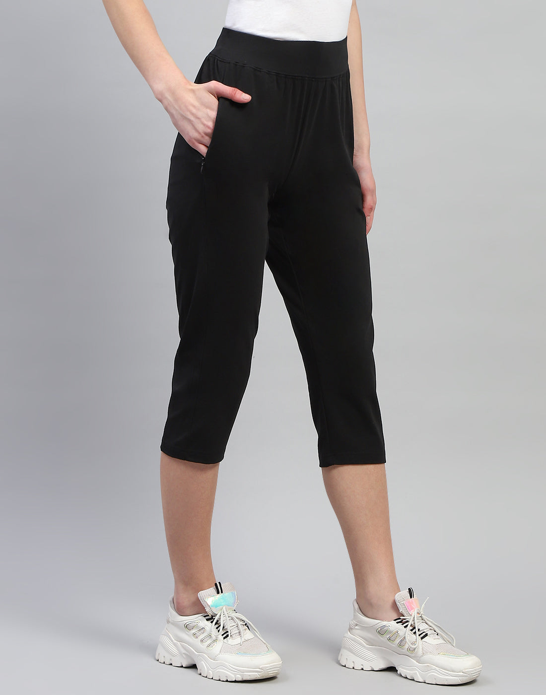 Women Black Solid Regular Fit Capri