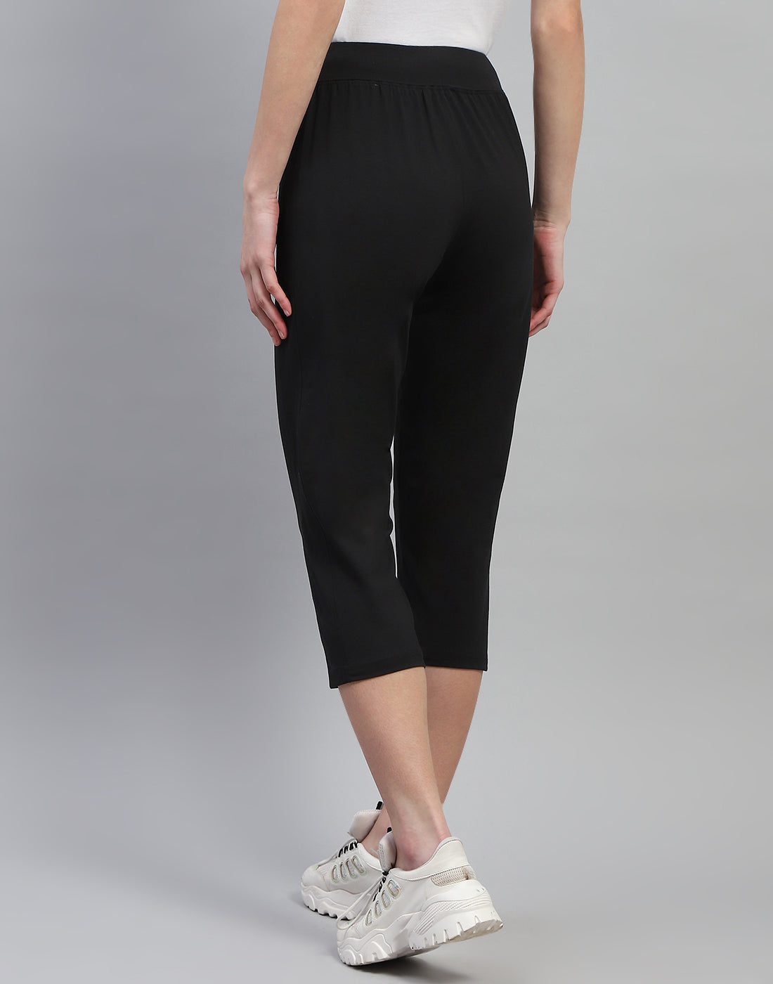 Women Black Solid Regular Fit Capri