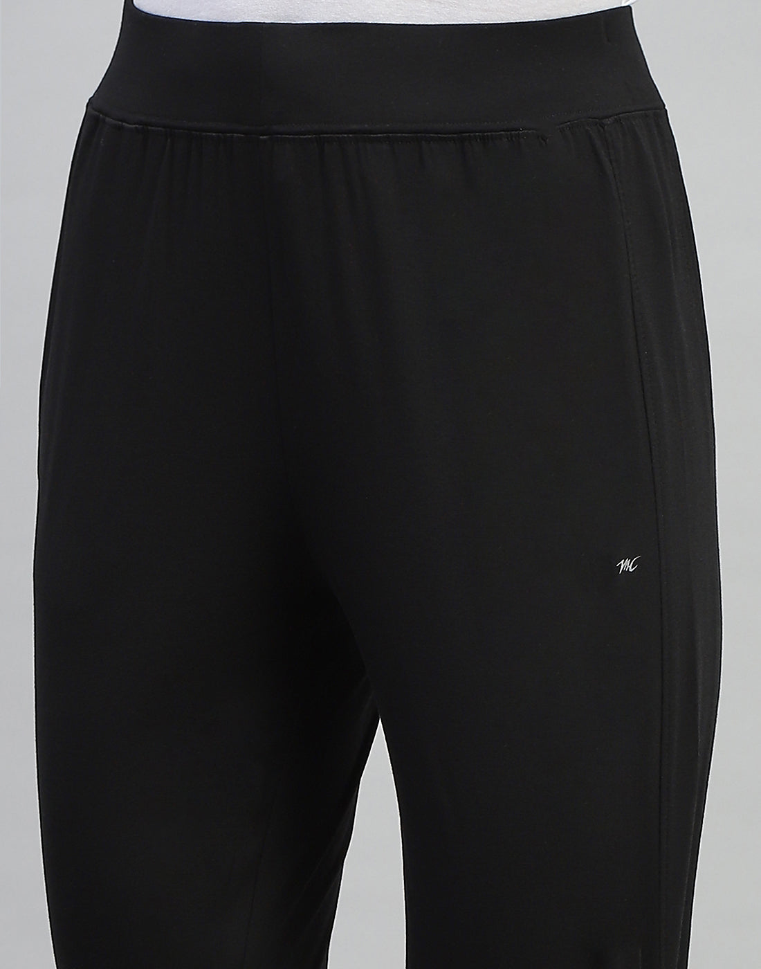 Women Black Solid Regular Fit Capri