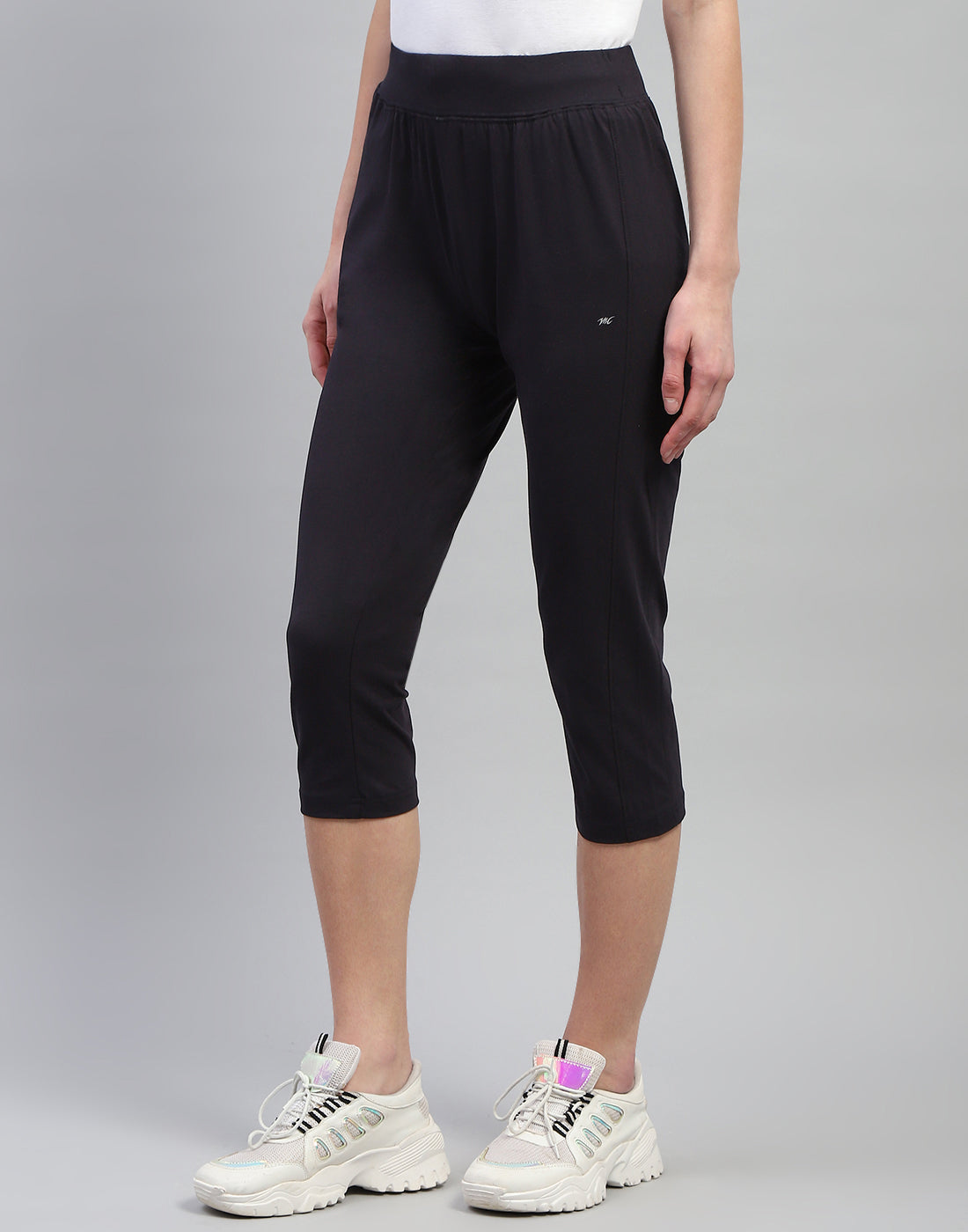 Women Black Solid Regular Fit Capri