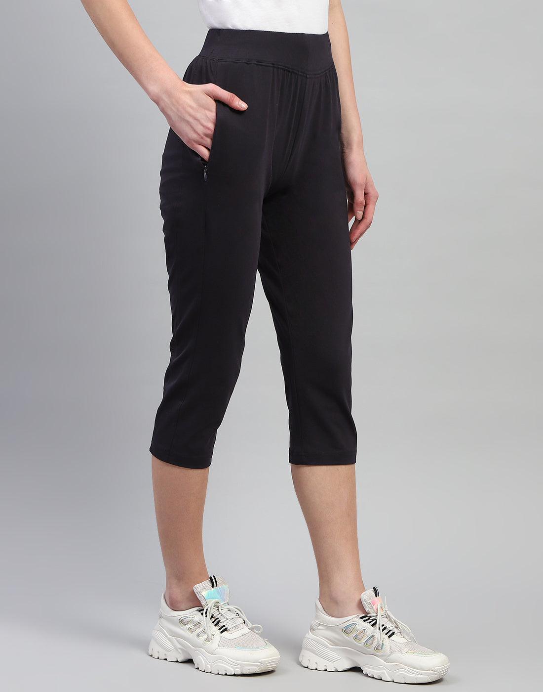 Women Black Solid Regular Fit Capri